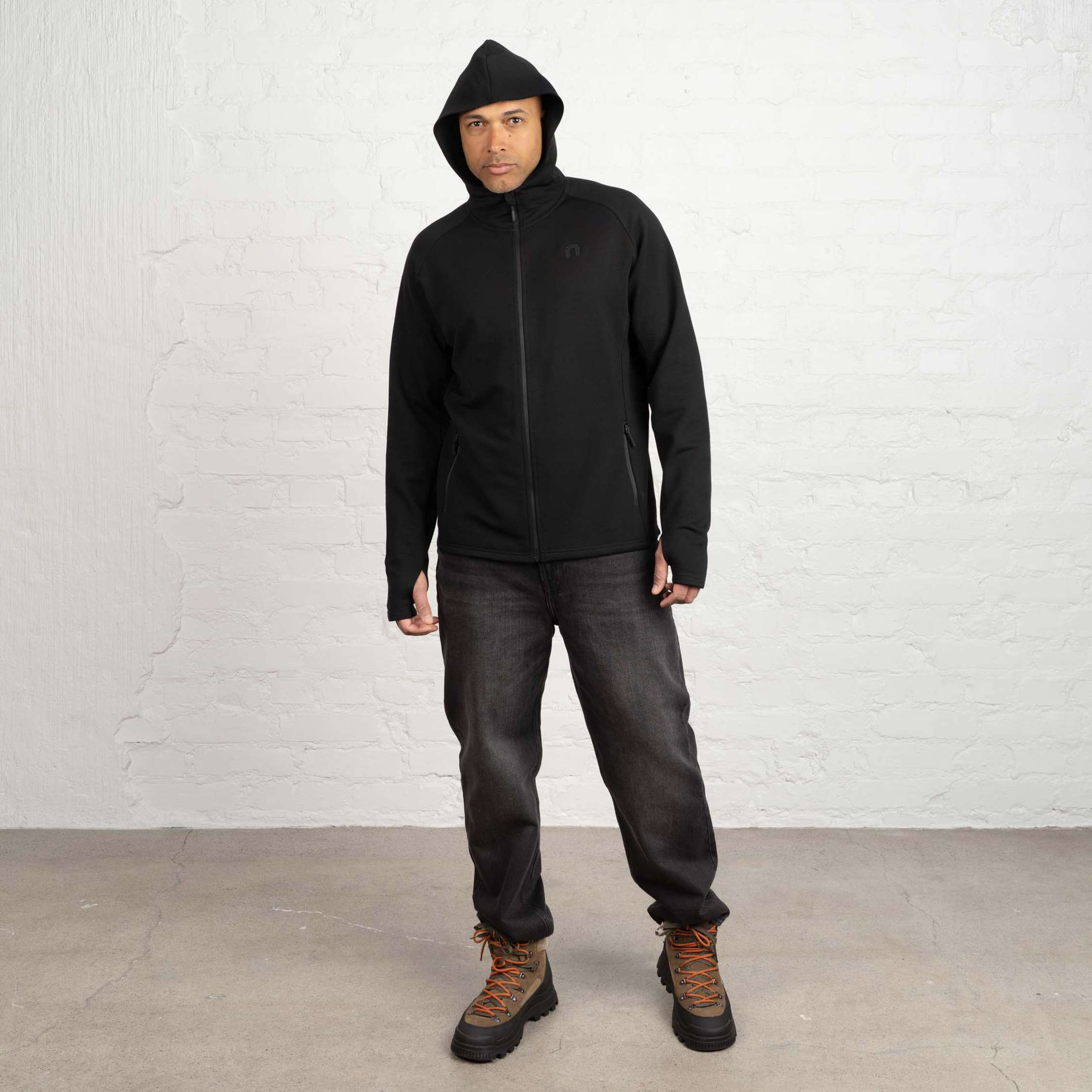 The model is 187 cm and wears size XL