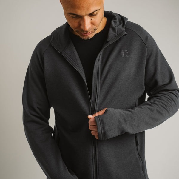 North Outdoor Remi merinofleece hoodievest voor heren in de kleur granietgrijs, mulesing-vrij merinowol. Ontworpen in Finland. Perfect voor technische laagjeskleding. - 