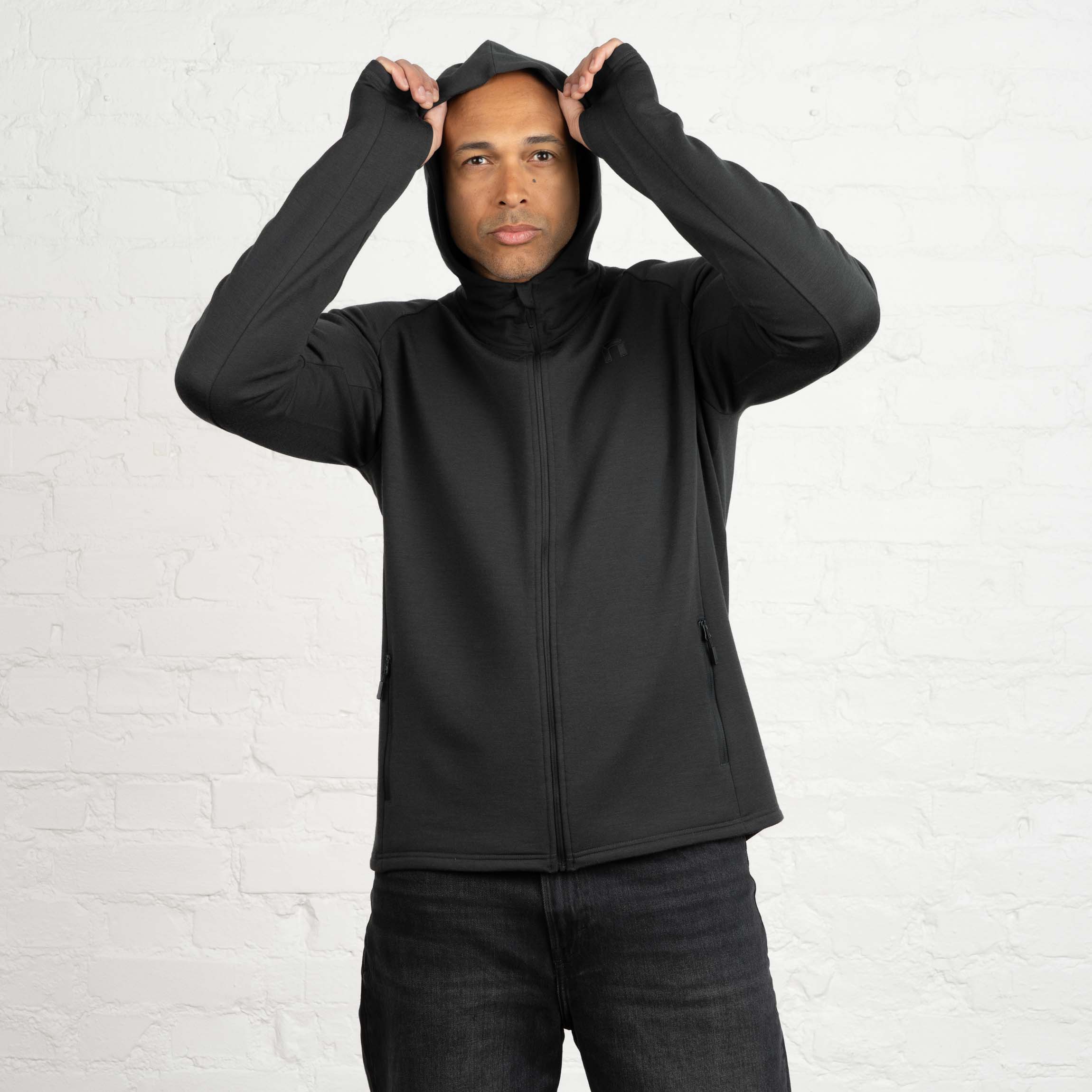 The model is 187 cm and wears size XL