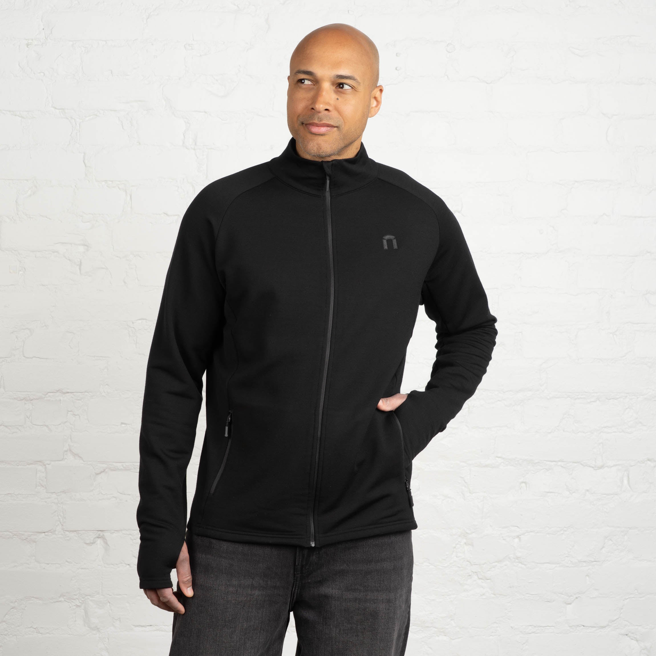 The model is 187 cm and wears size XL