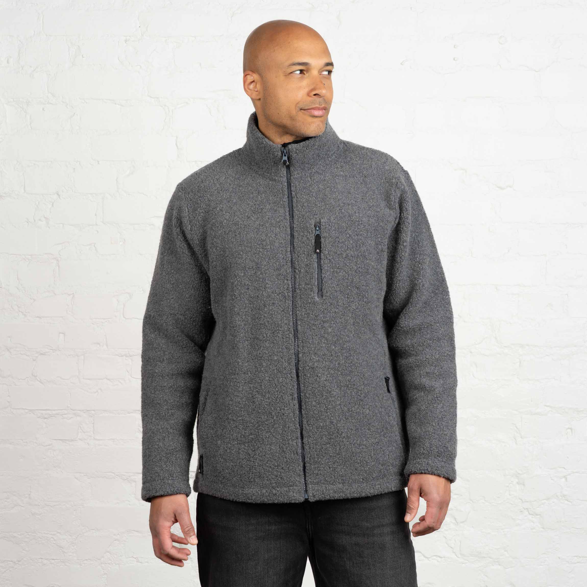 The model is 187 cm and wears size XL