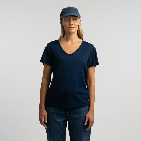 North Outdoor Ava merino T-shirt W in kleur donkerblauw, mulesing-vrij merinowol. Ontworpen in Finland. - Het model is 174 cm lang en draagt maat S