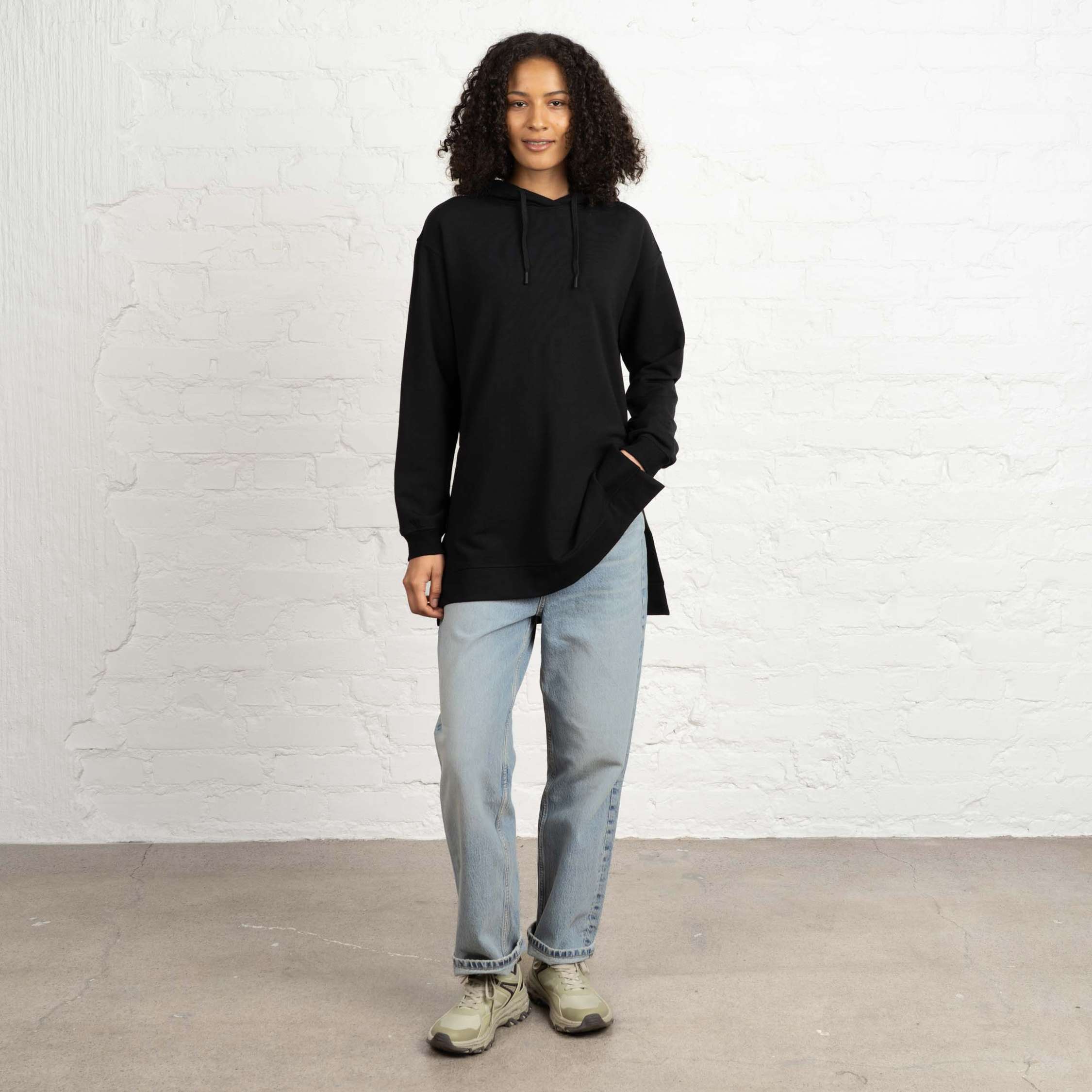 The model is 180 cm and wears size S.