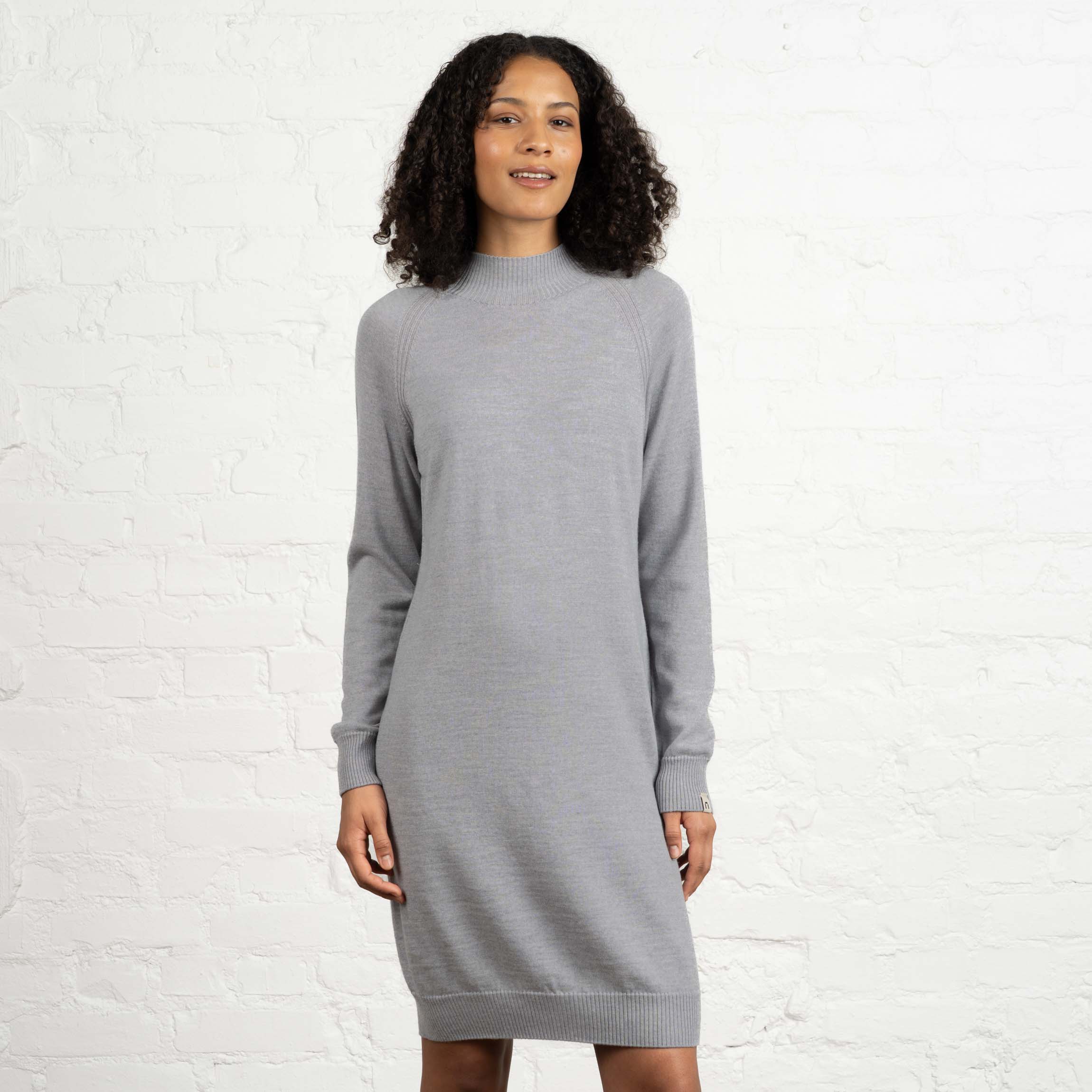 The model is 180 cm and wears size M.