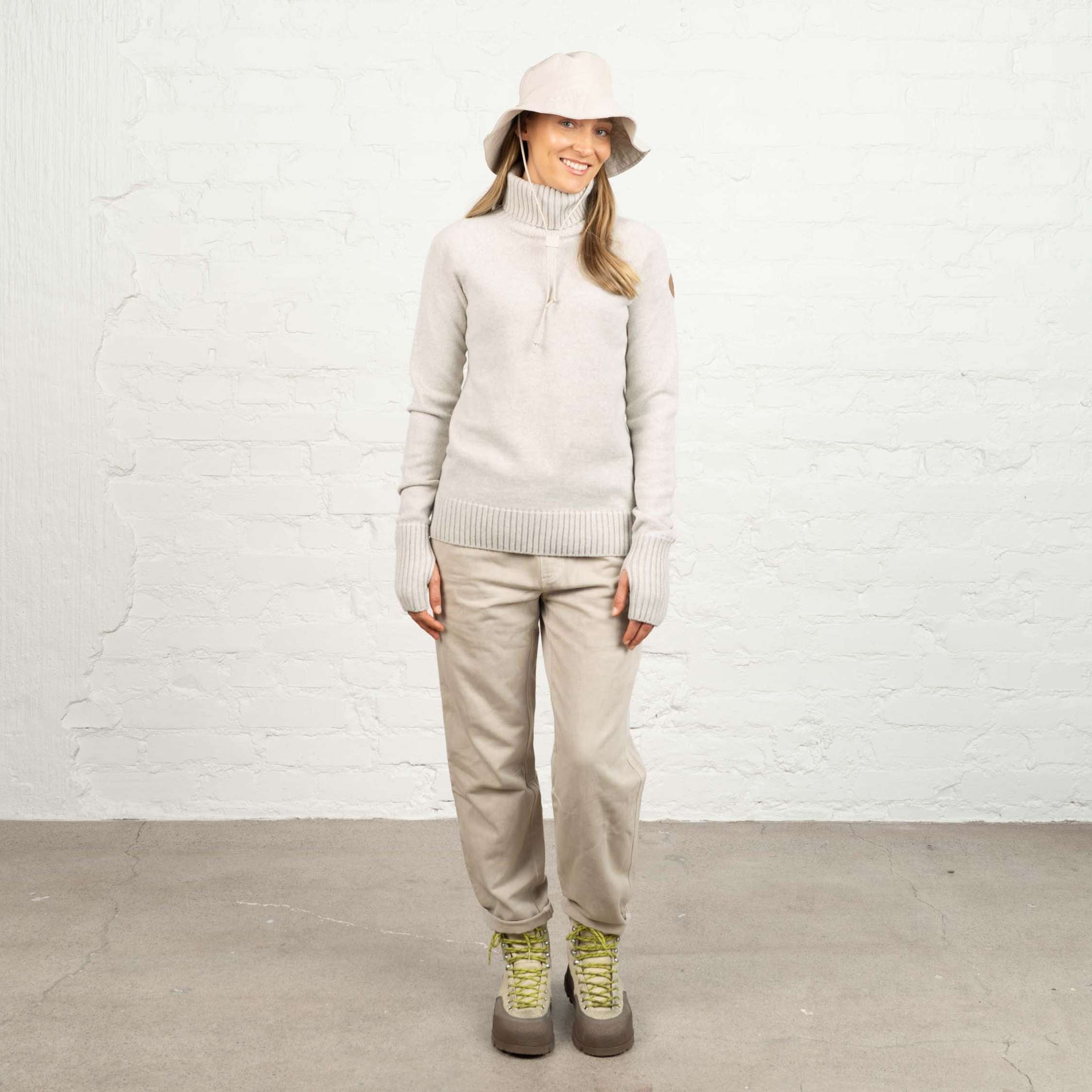 The model is 174 cm and wears size M.