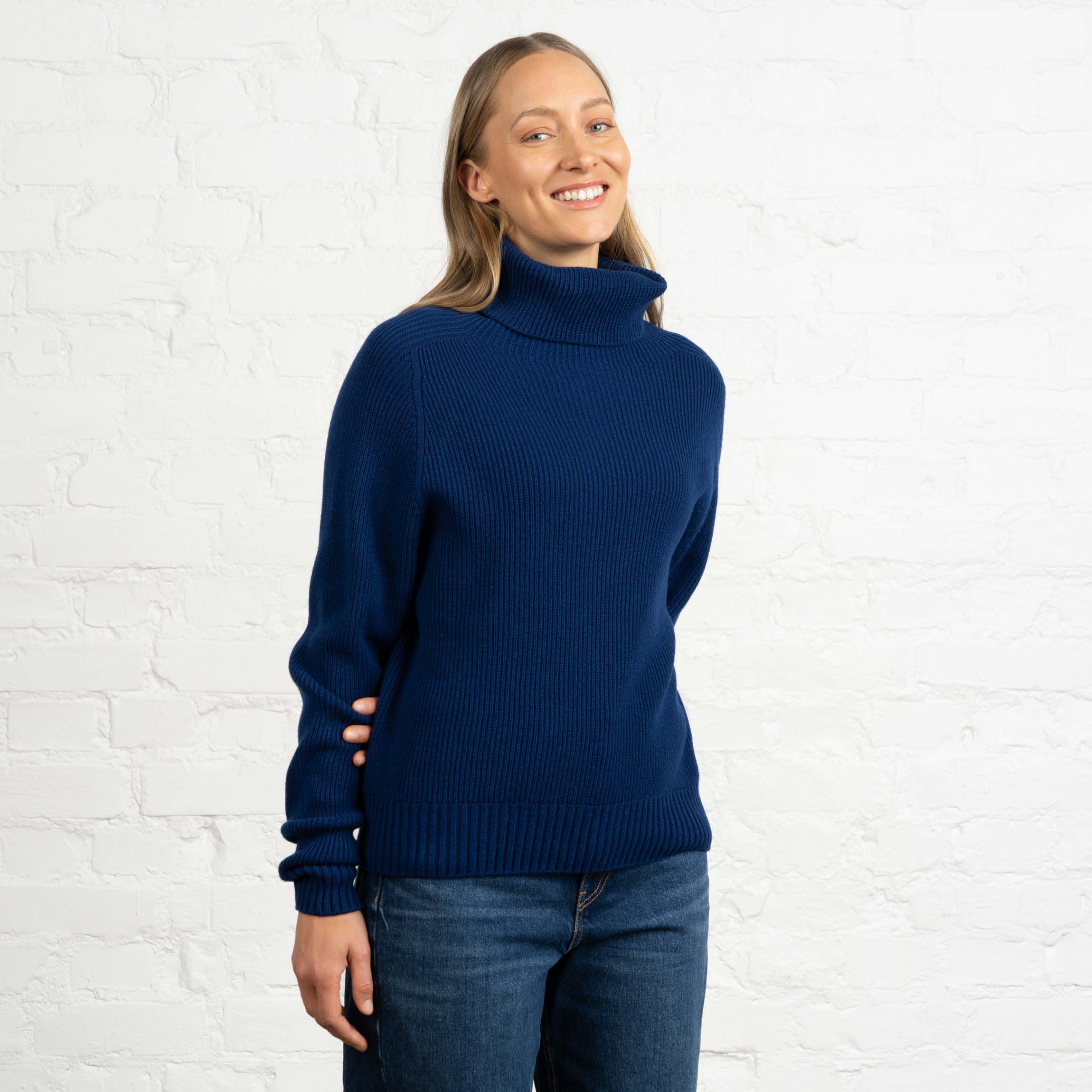 The model is 174 cm and wears size M.