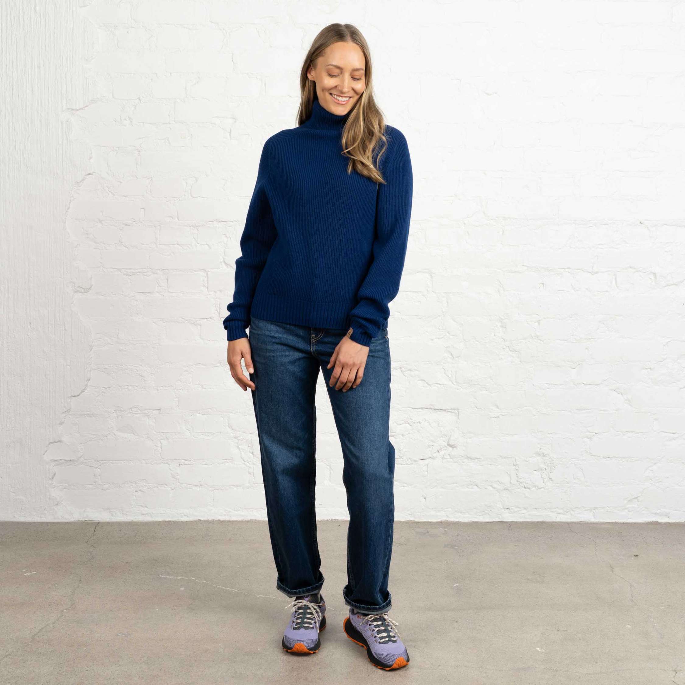 The model is 174 cm and wears size M.