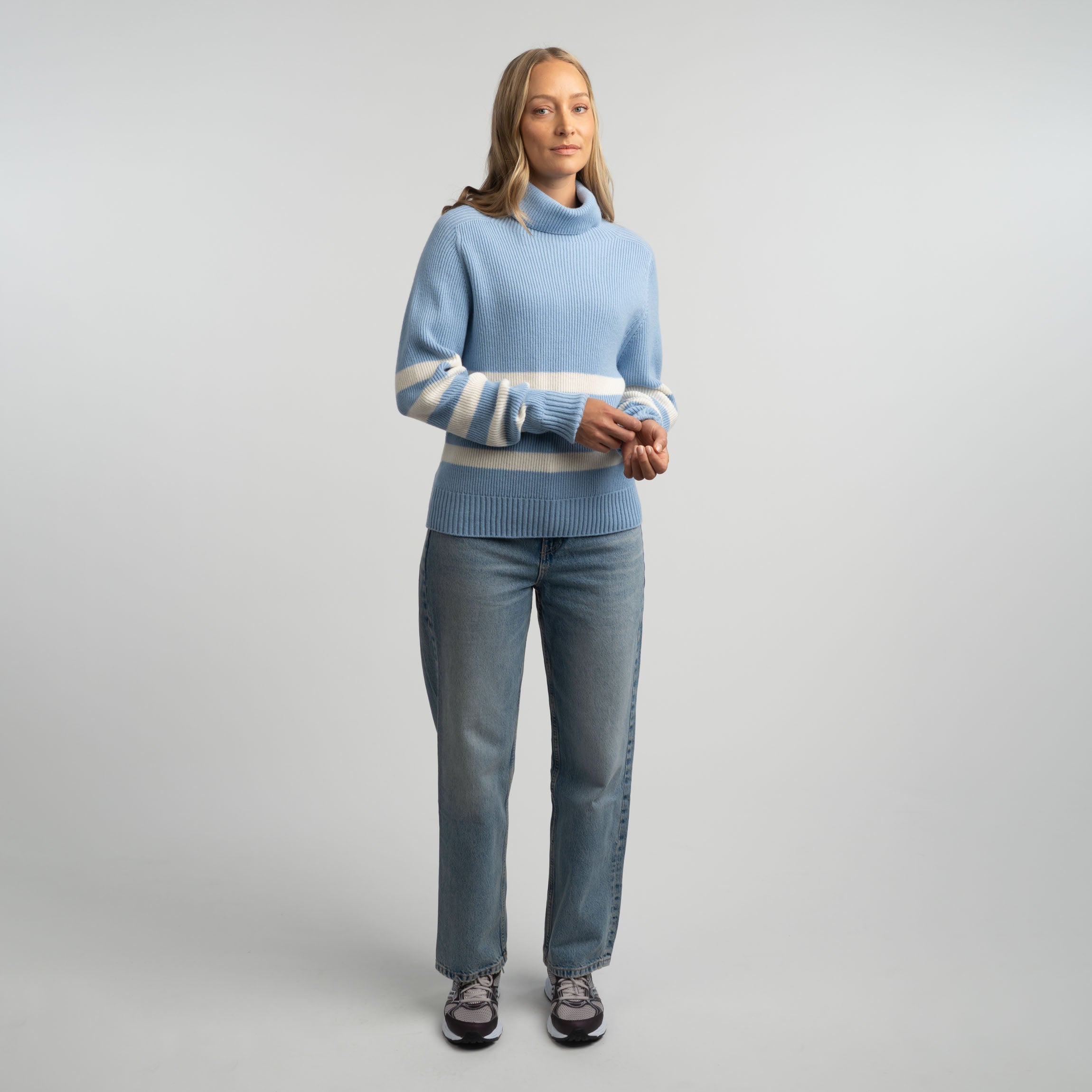 The model is 174 cm and wears size M.