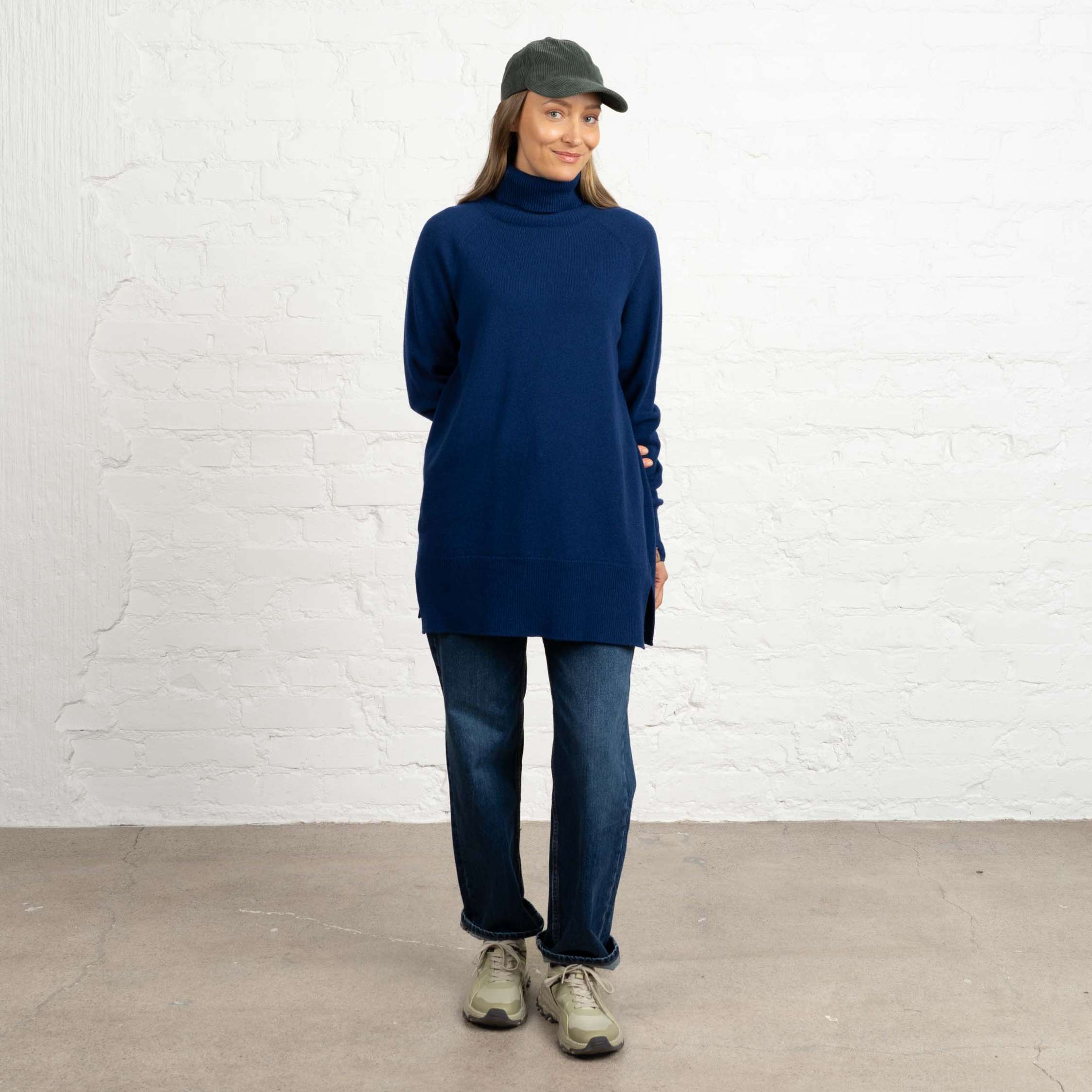 The model is 174 cm and wears size M.