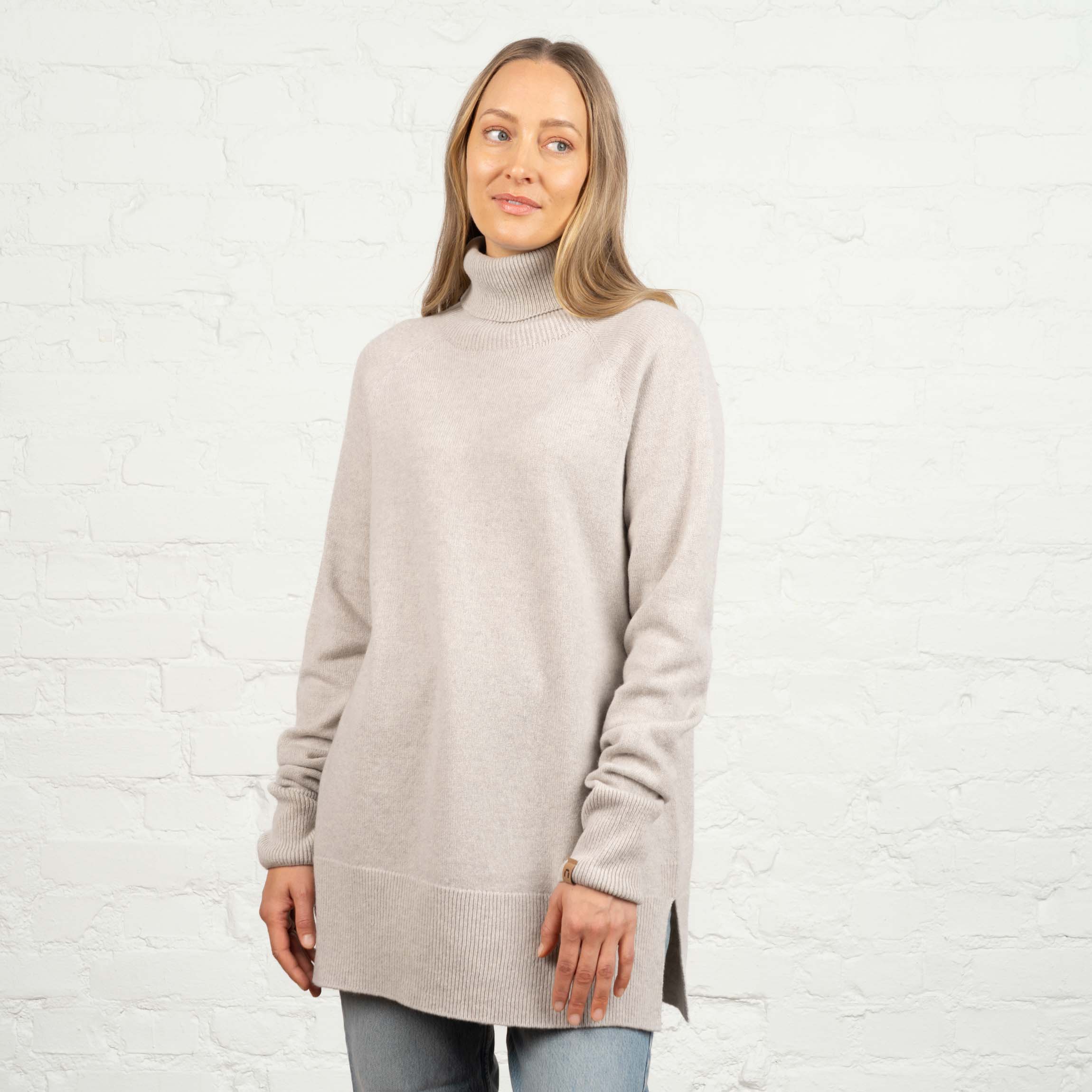 The model is 174 cm and wears size M.