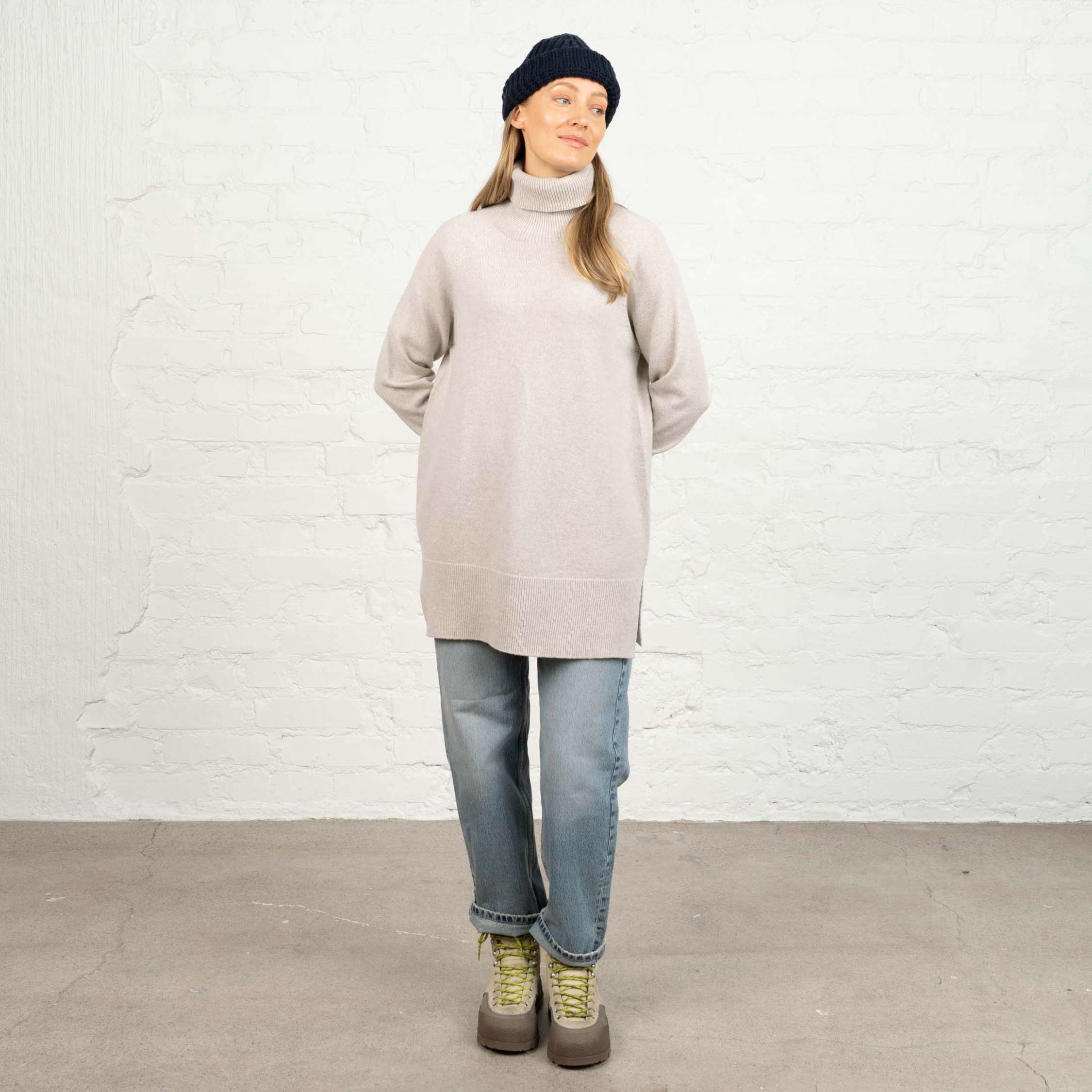 The model is 174 cm and wears size M.