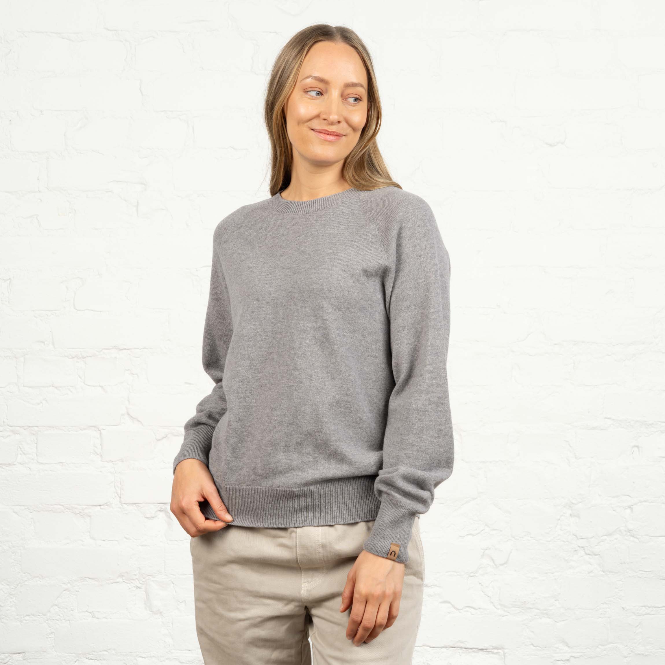 The model is 174 cm and wears size M.