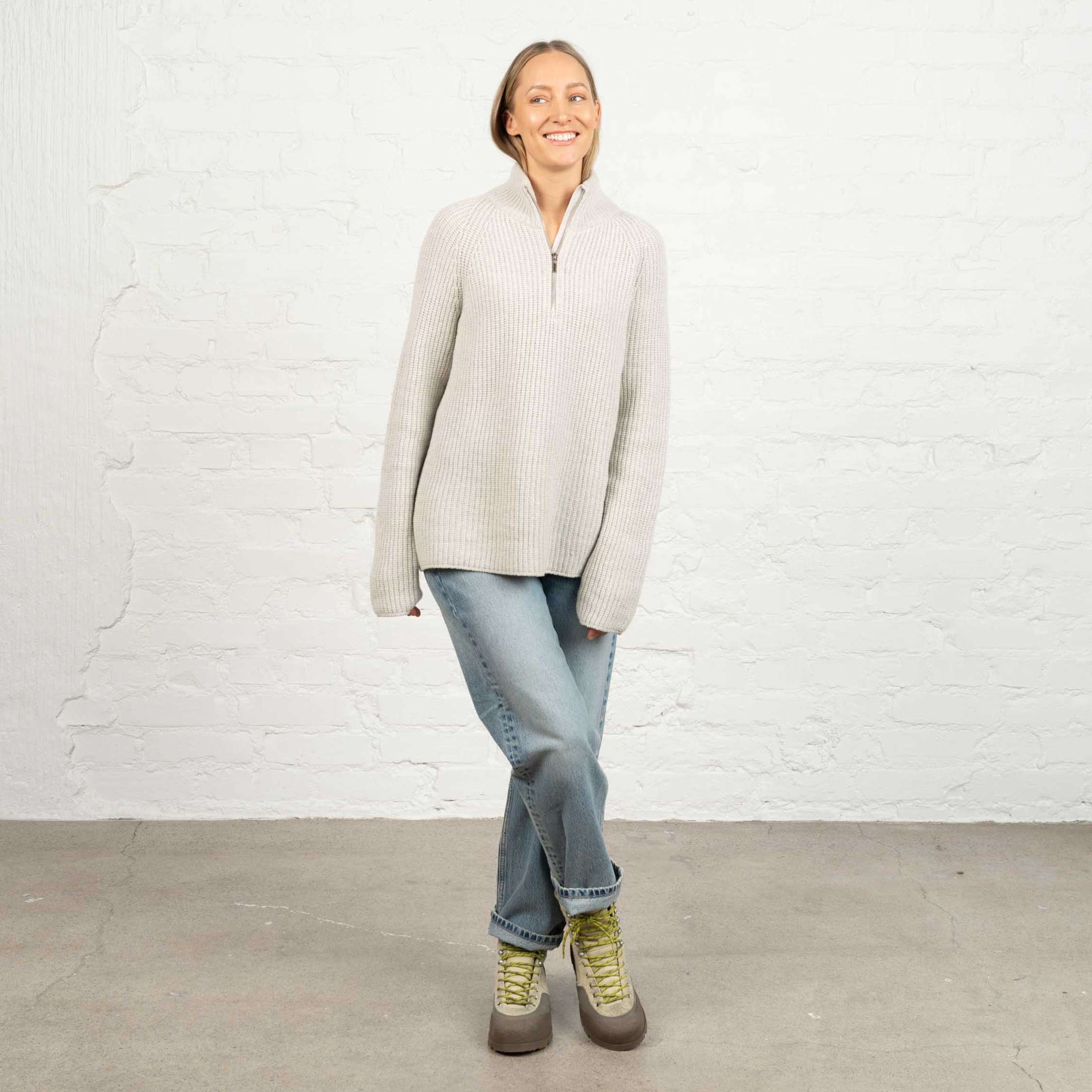 The model is 174 cm and wears size M.