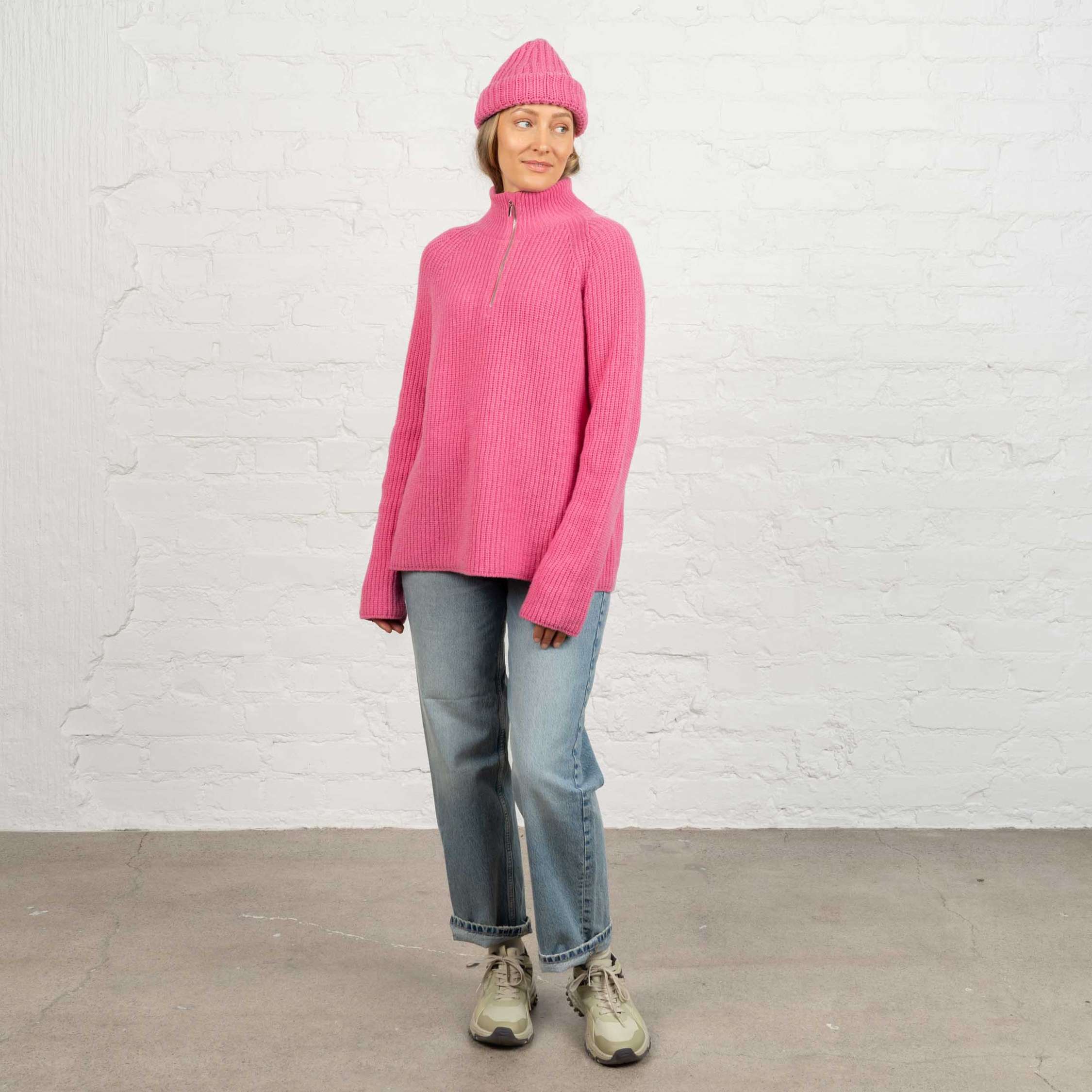 The model is 174 cm and wears size M.