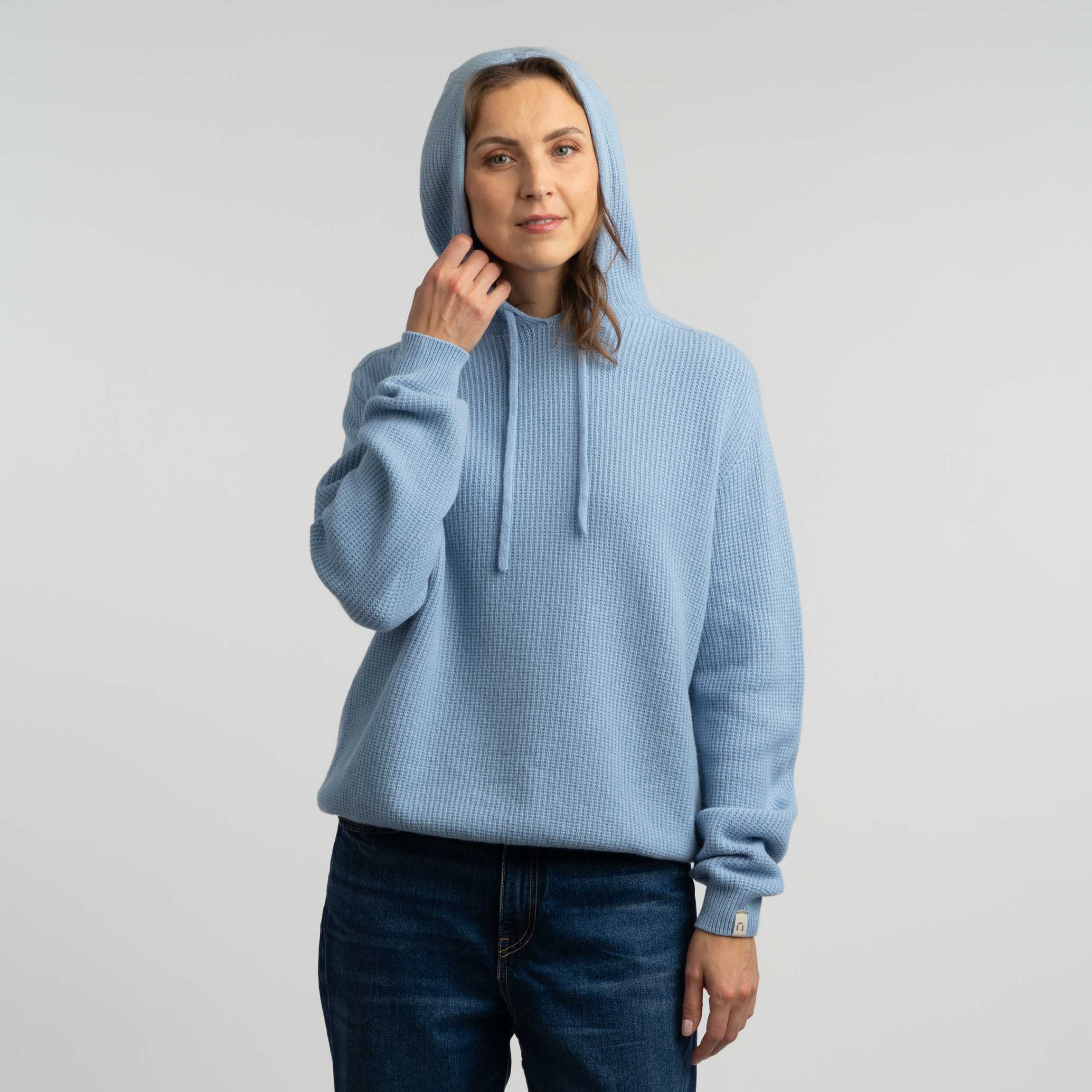 The model is 175 cm and wears size M.