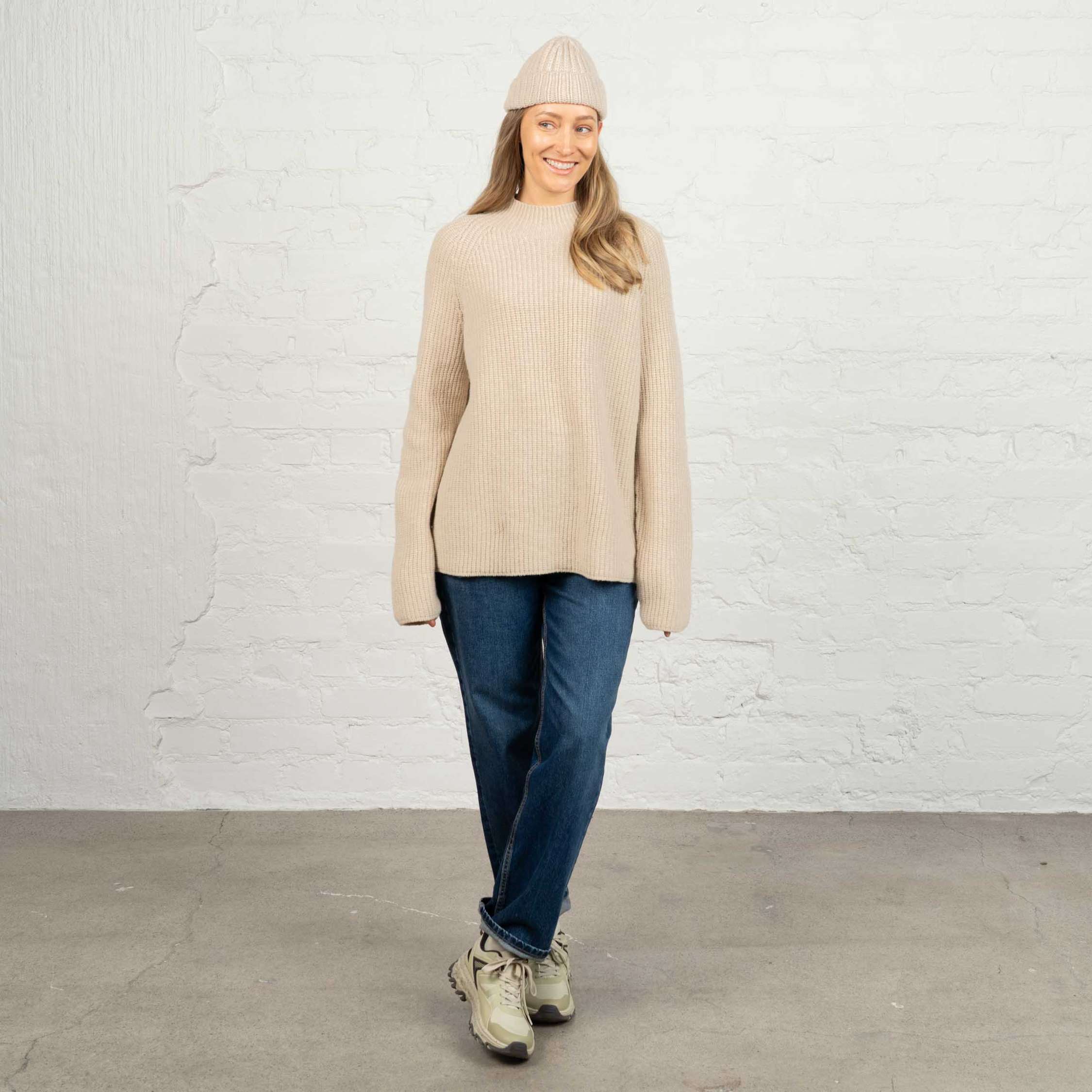 The model is 174 cm and wears size M.