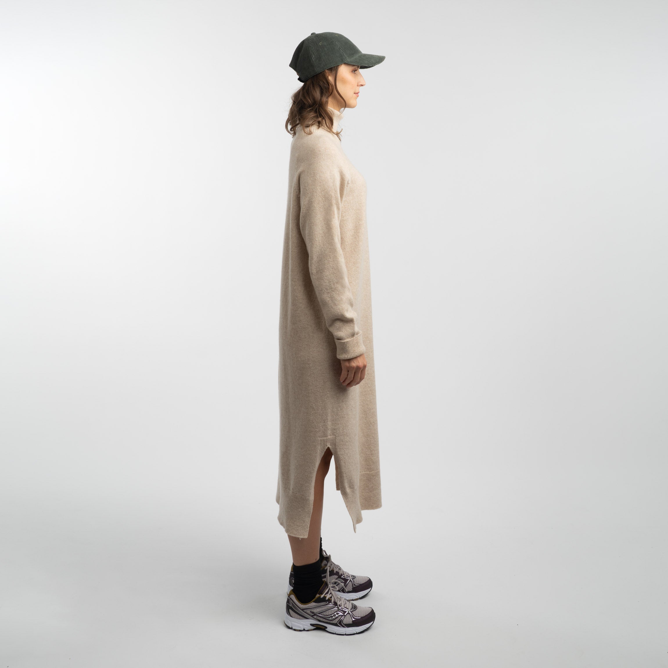 The model is 175 cm and wears size M.