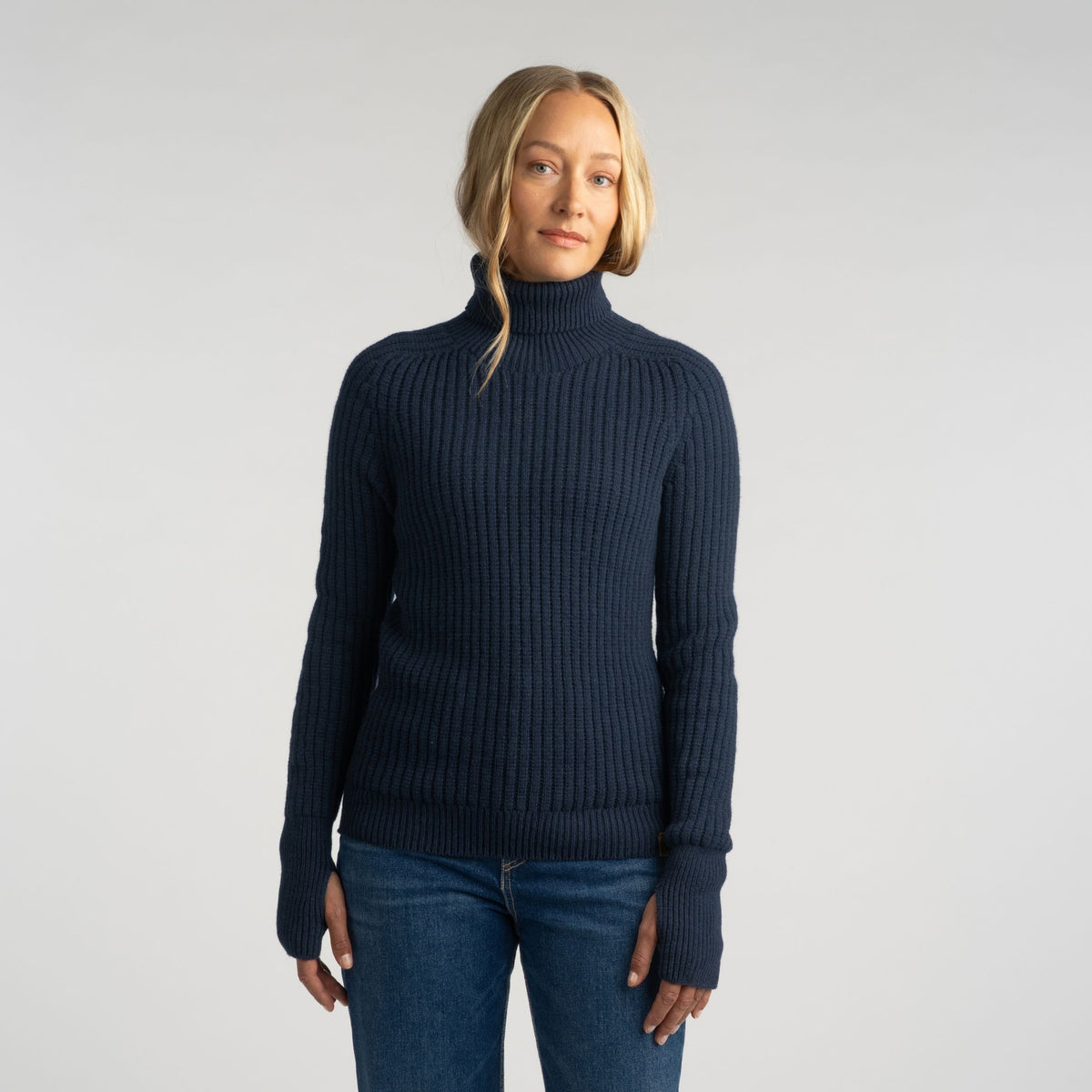 North Outdoor Havina merinopolotröja för dam i indigo, mulesing-fri merinoull. Tillverkad i Finland. - Modellen är 174 cm och bär storlek S