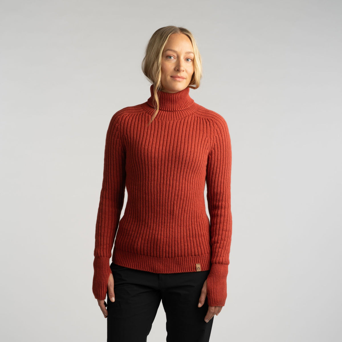 North Outdoor Havina merinopolotröja för dam i terrakotta, mulesing-fri merinoull. Tillverkad i Finland. - Modellen är 174 cm och bär storlek S