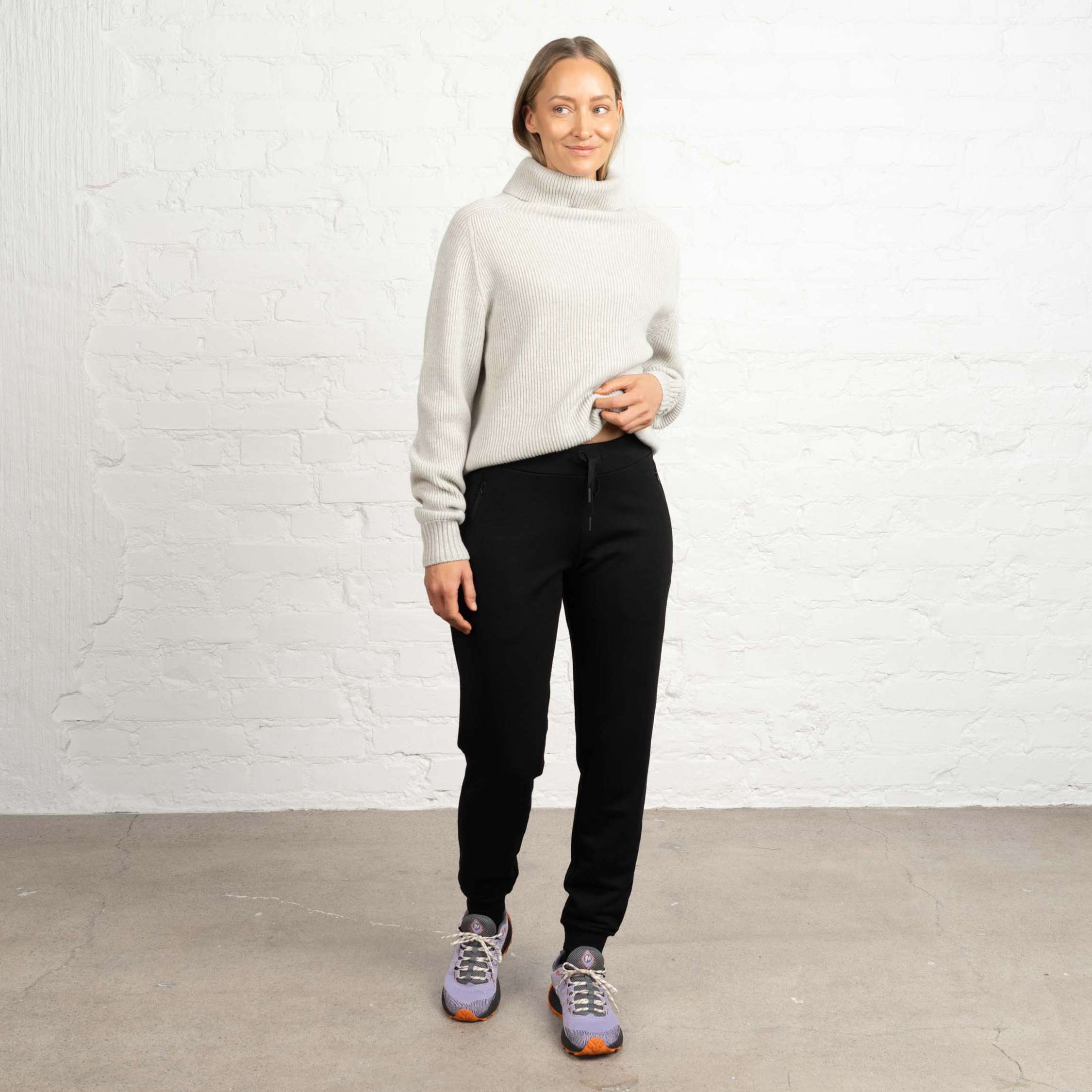 The model is 174 cm and wears size S.