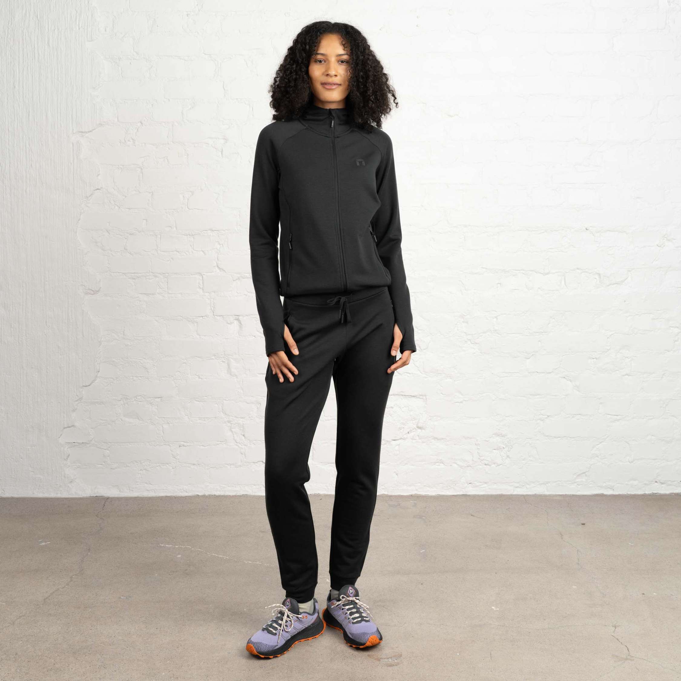 The model is 180 cm and wears size S.