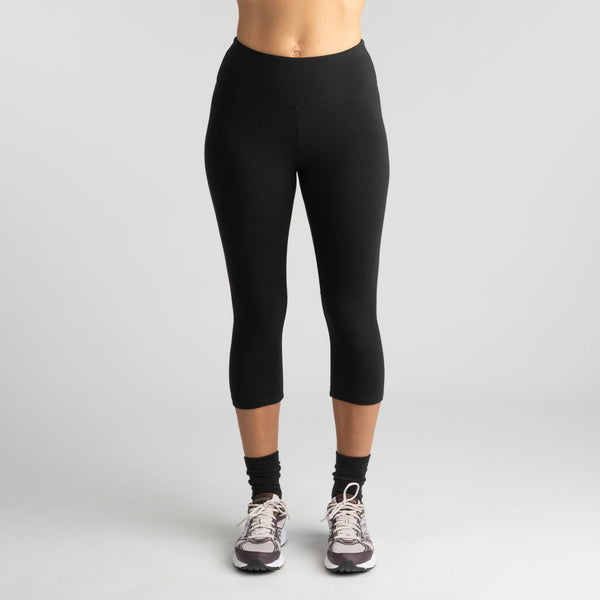 North Outdoor Mila merino capri’s W in kleur Zwart, mulesing-vrij merinowol. Ontworpen in Finland. Perfect voor technische gelaagdheid. - Het model is 174 cm lang en draagt maat S