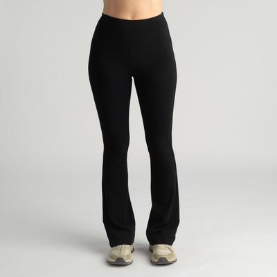 North Outdoor Aya naisten flared merinoleggingsit värissä musta, mulesing-vapaa merinovilla. Suunniteltu Suomessa. - Malli on 174 cm ja käyttää kokoa S / LONG