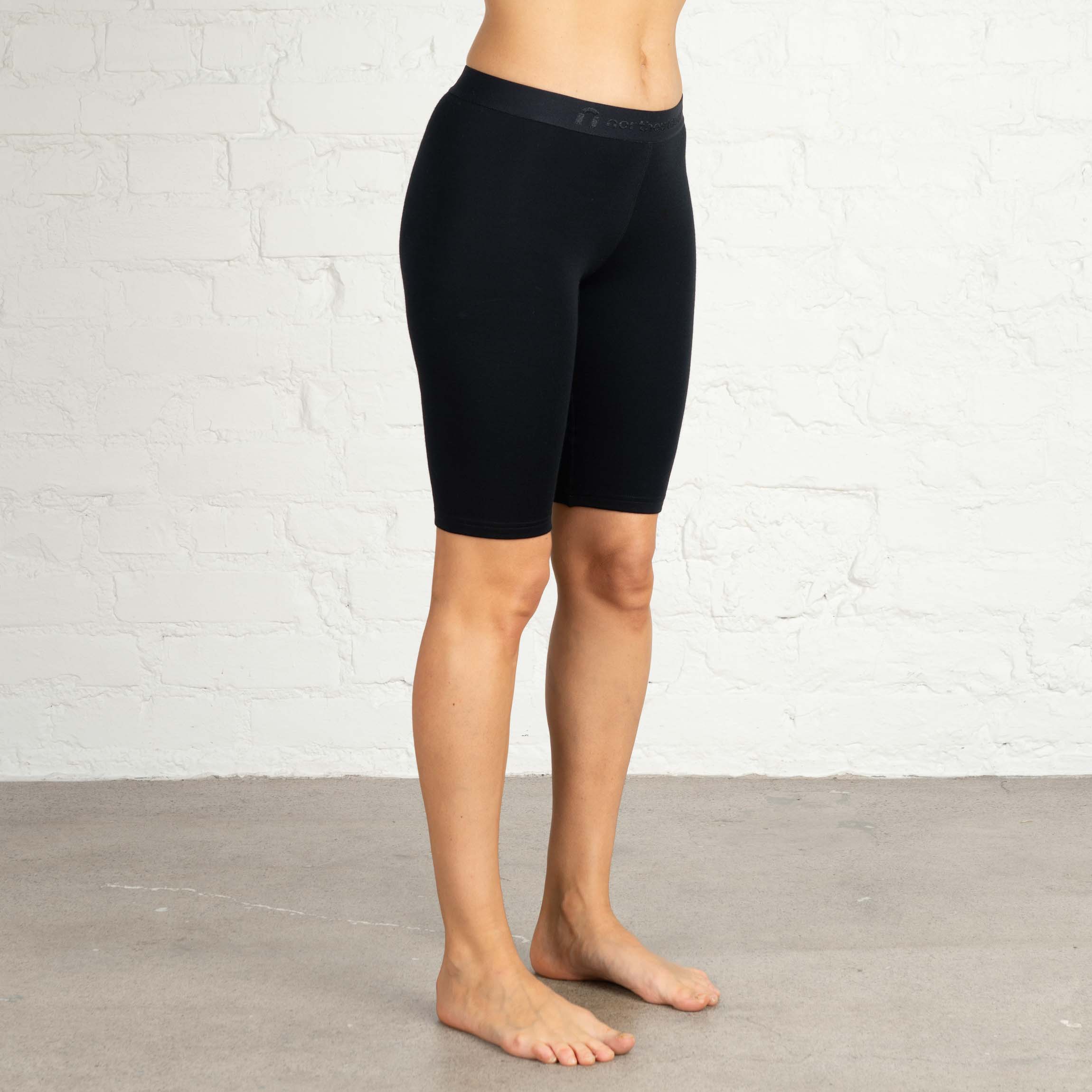 The model is 174 cm and wears size S.