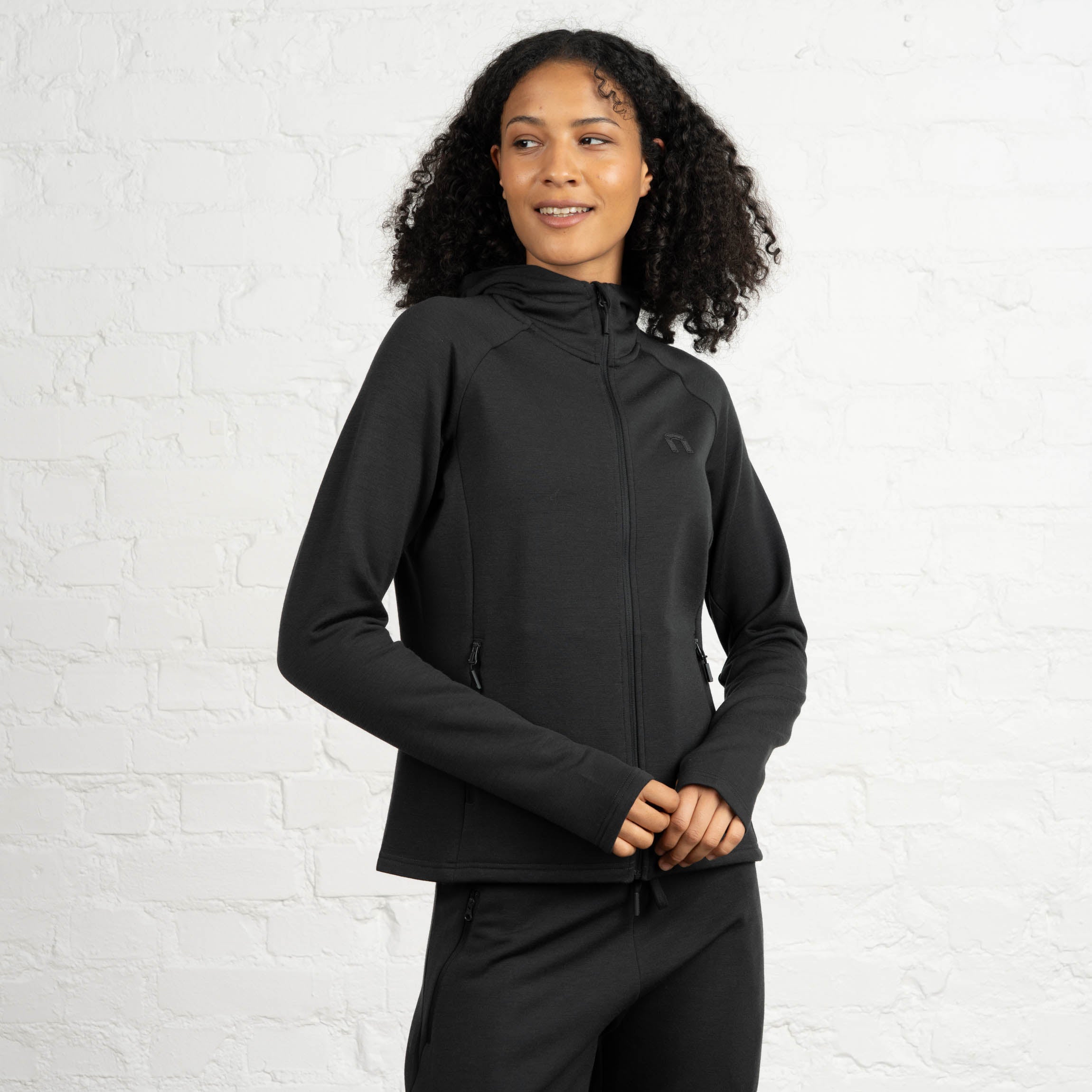 The model is 180 cm and wears size S.