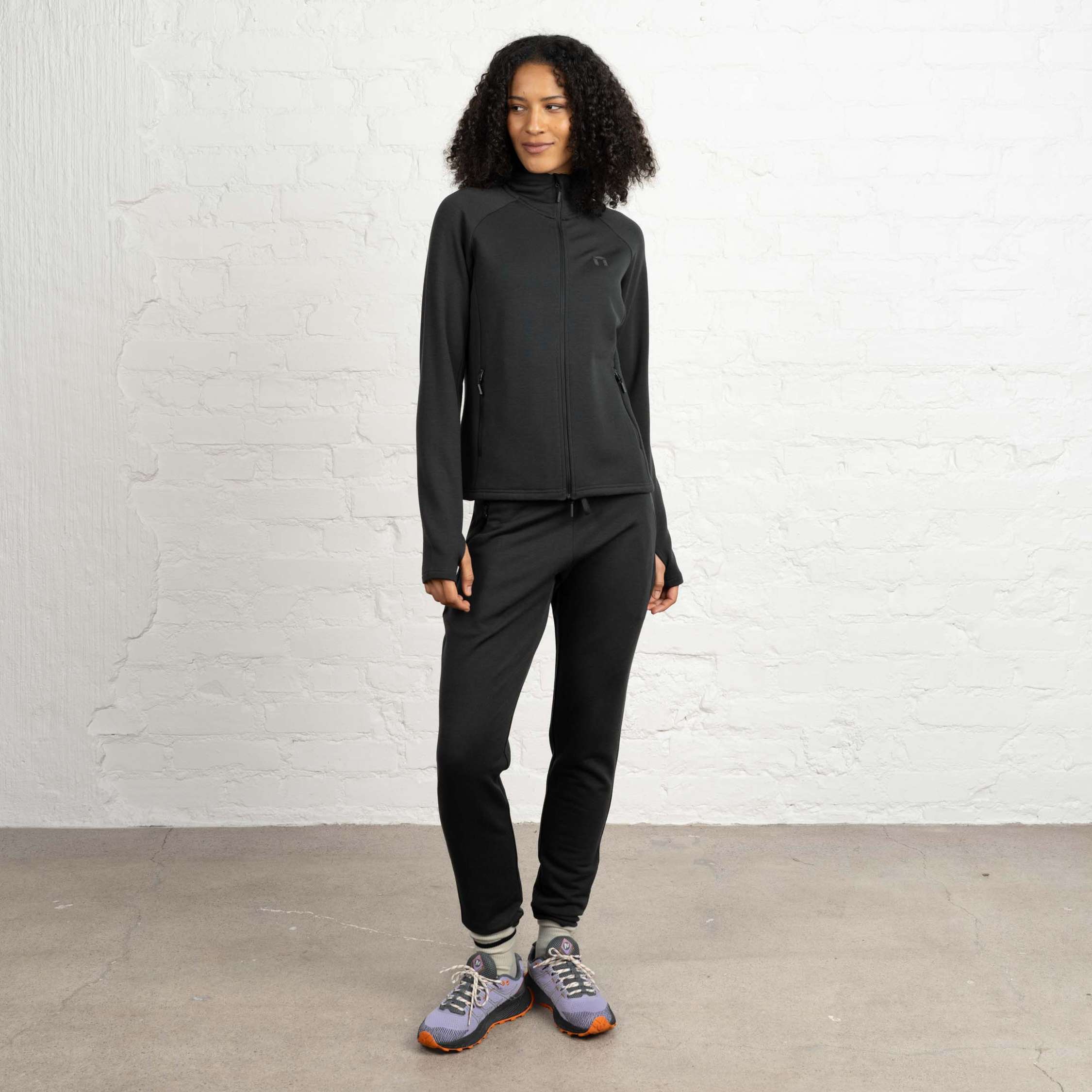 The model is 180 cm and wears size S.