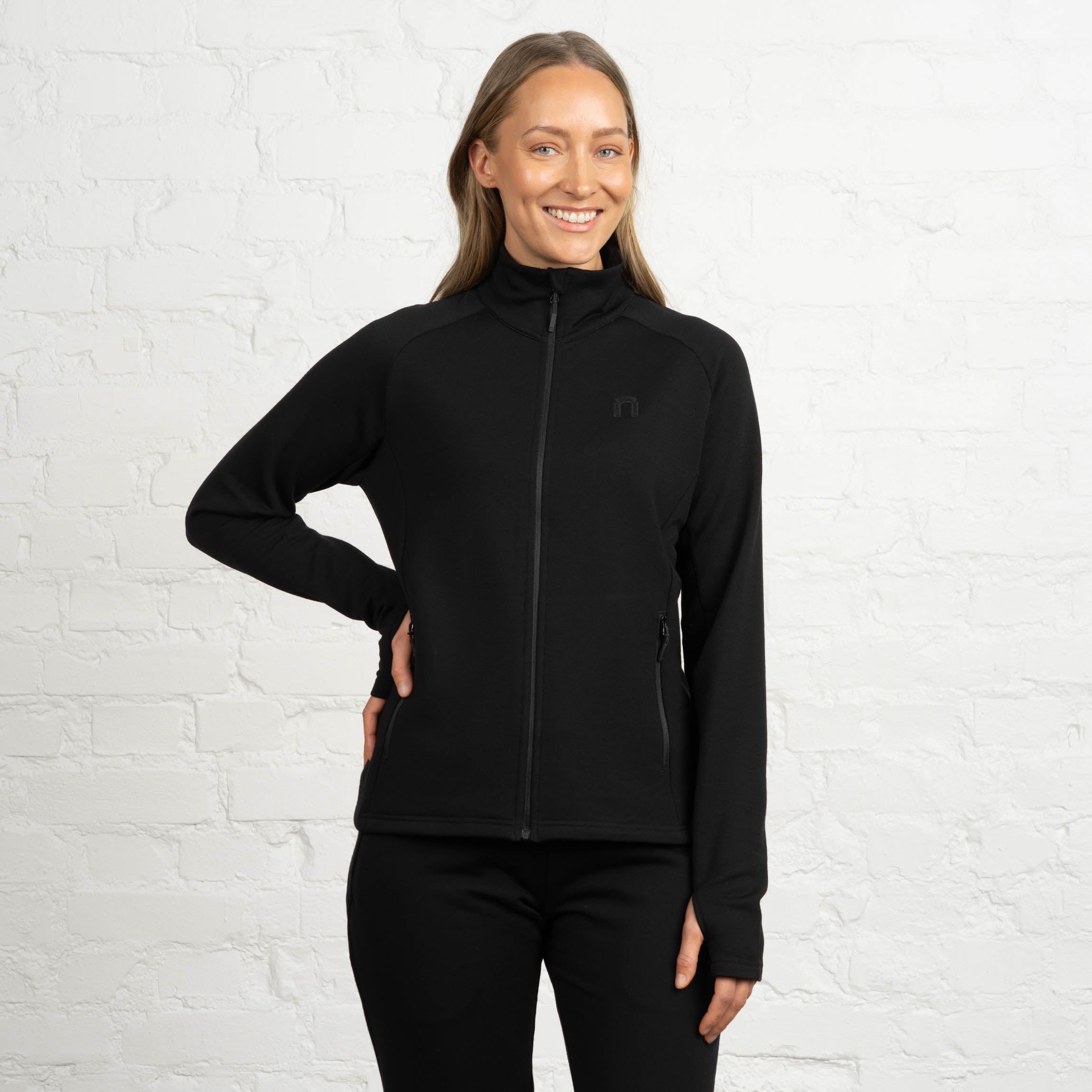 The model is 174 cm and wears size S.