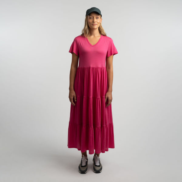 North Outdoor Lily merino jurk W in de kleur roze, mulesing-vrij merinowol. Ontworpen in Finland. - Het model is 174 cm lang en draagt maat S
