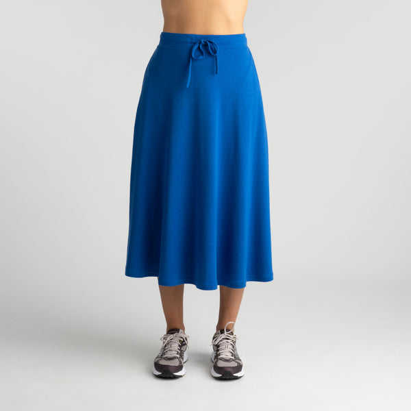 North Outdoor Nelli merinorok W in de kleur atlantisch blauw, mulesing-vrij merinowol. Ontworpen in Finland. - Het model is 174 cm lang en draagt maat S