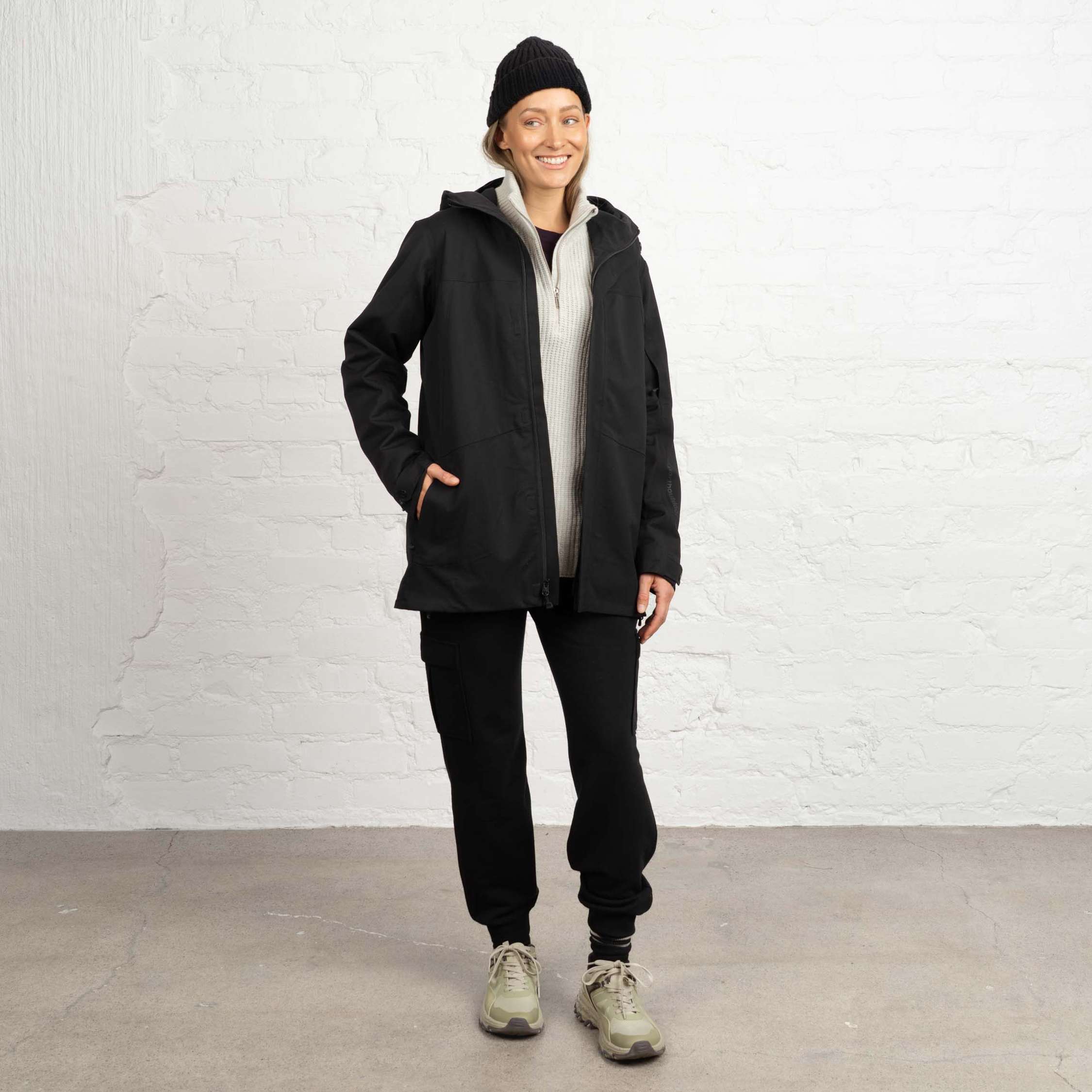 The model is 174 cm and wears size S.