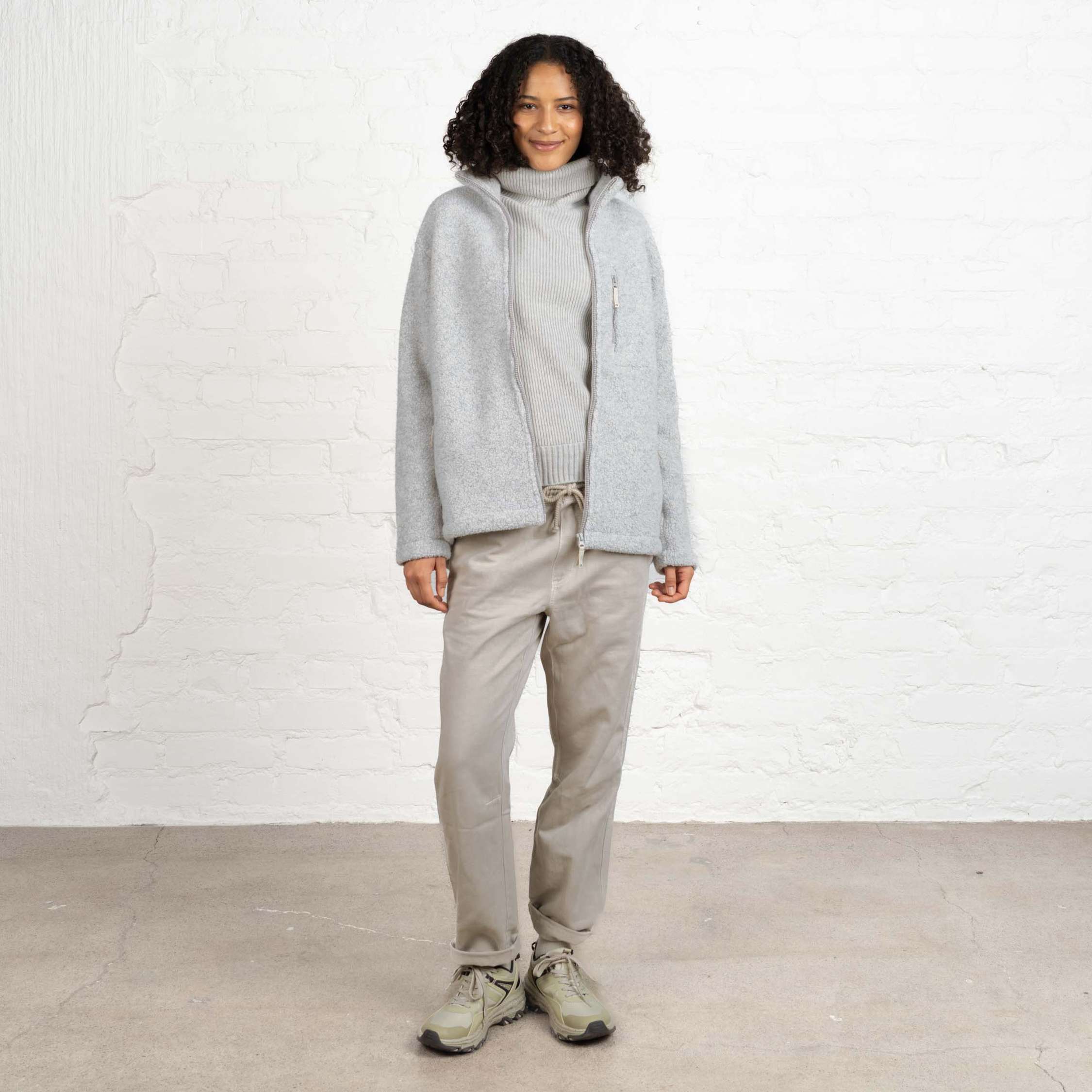 The model is 180 cm and wears size M.