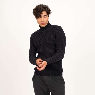 The model is 186 cm and wears size M