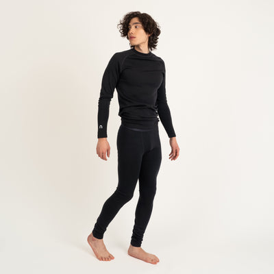 North Outdoor Sensitive 225 Heren merinobroek als basislaag in kleur Zwart, mulesing-vrij merinowol. Ontworpen in Finland. Perfect voor technische laagjeskleding. - Model is 186 cm lang en draagt maat M