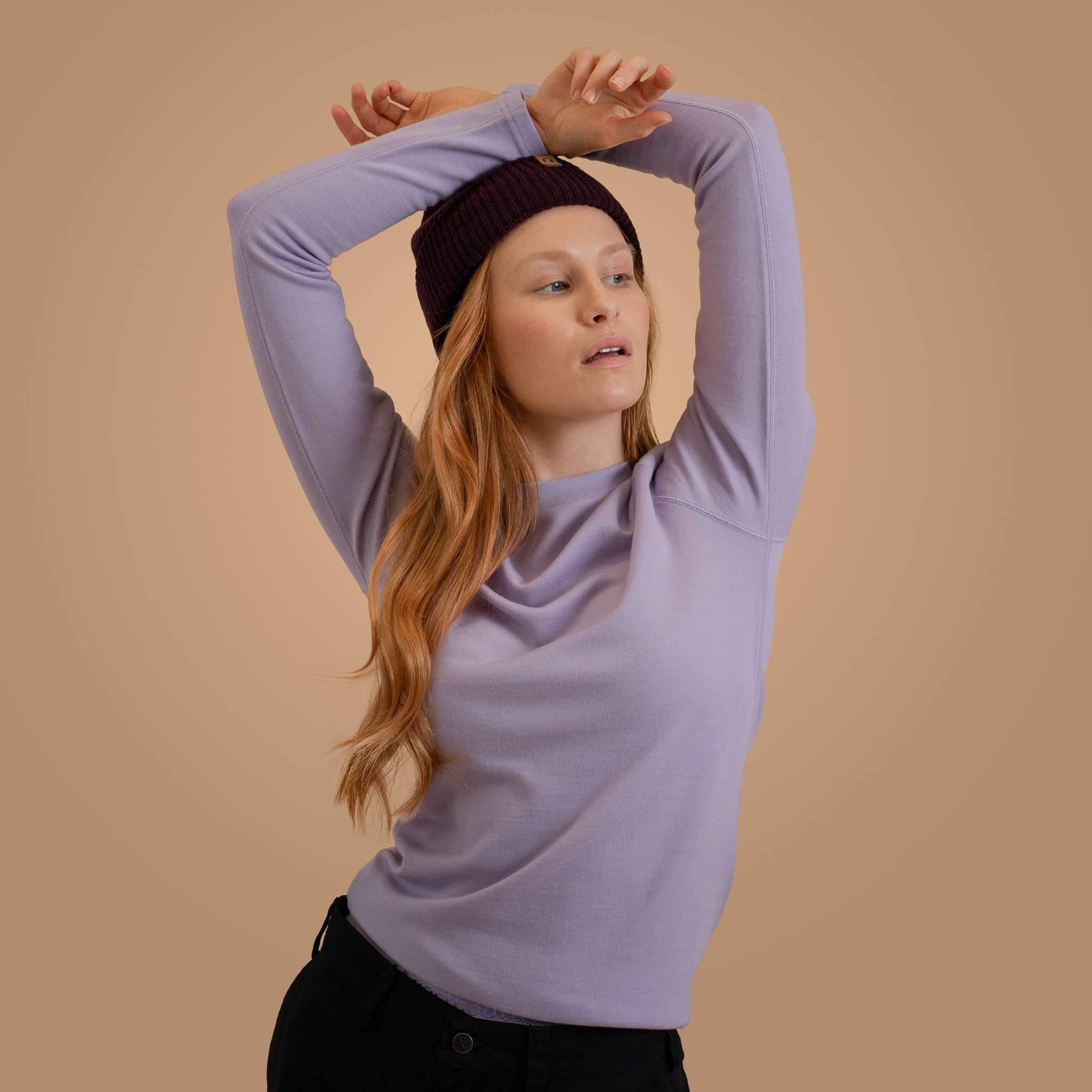 North Outdoor Maglia in merino Sensitive 225 da donna come strato base nel colore lavanda, mulesing-free Lana merino. Progettata in Finlandia. Perfetta per il layering tecnico. - La modella è alta 173 cm e indossa la taglia S