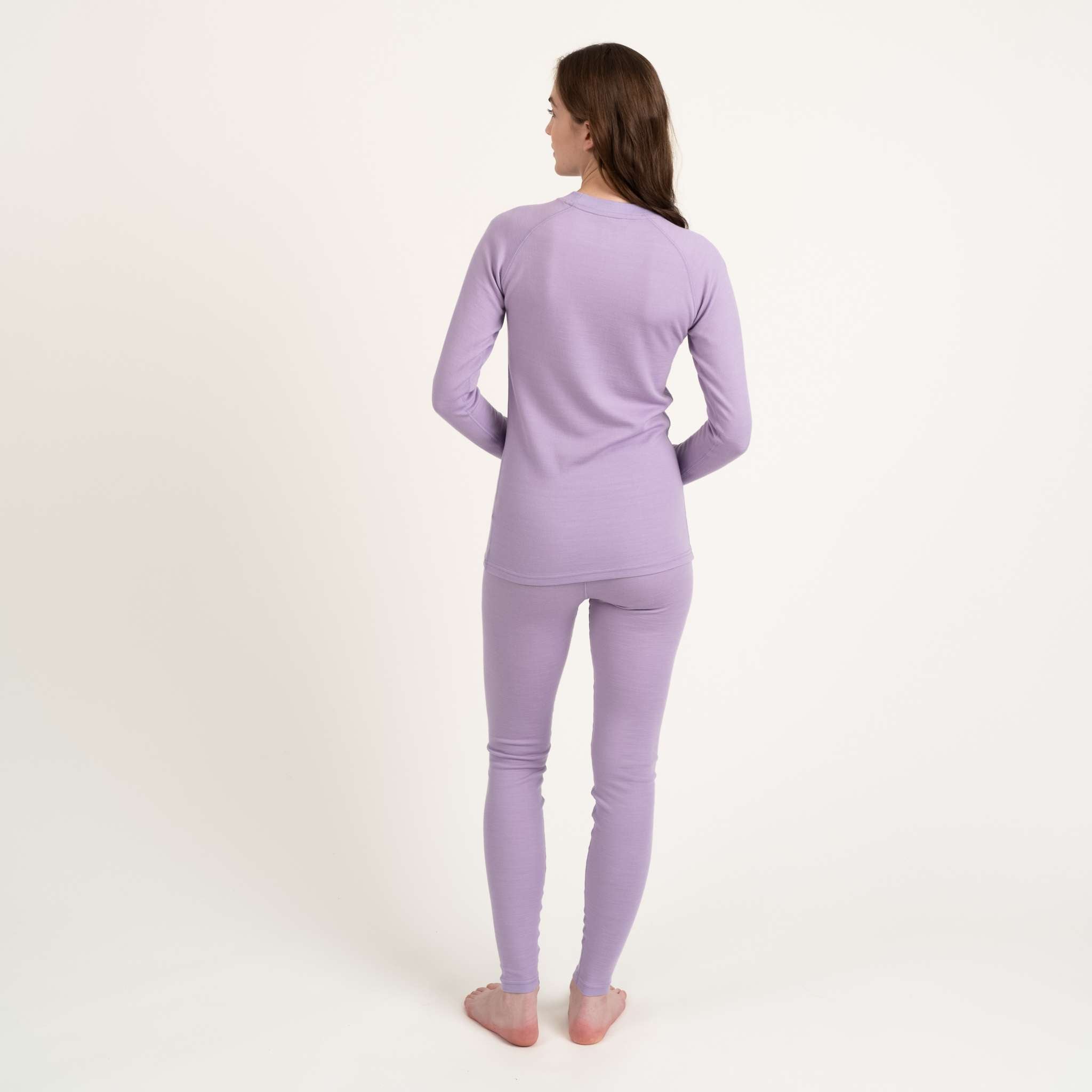 North Outdoor Maglia in merino Sensitive 225 da donna come strato base nel colore lavanda, mulesing-free Lana merino. Progettata in Finlandia. Perfetta per il layering tecnico. - La modella è alta 175 cm e indossa la taglia S