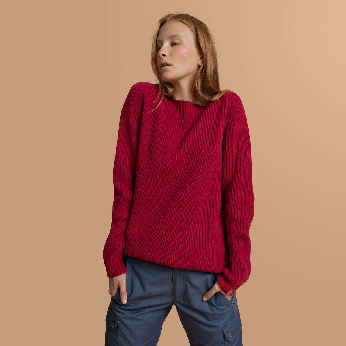 North Outdoor Svetr Kinos Dámské z merino vlny ve barvě morušky, bez mulesingu merino vlna. Navrženo ve Finsku. - Modelka měří 173 cm a má velikost S
